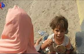 صورة... أب يربط أيدي طفلته ويعلقها بوحشية لإجبارها على التسول!