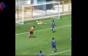فيديو... هل شاهدت أغرب هدف في تاريخ كرة القدم؟