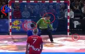شاهد بالفيديو.. هدف خرافي ساحر بكرة اليد للاعب فرنسي!
