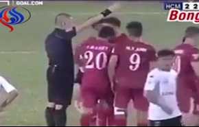 بالفيديو... أغرب طريقة احتجاج على قرار الحكم في مباراة كرة القدم