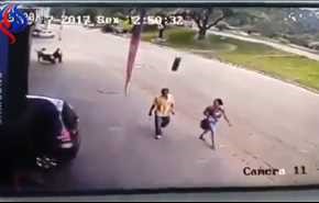 شاهد بالفيديو... رجل ينجو بأعجوبة من حادث نادر وغريب!