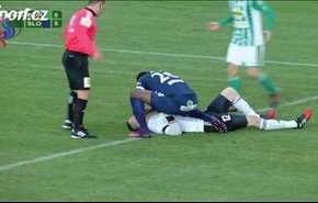 بالفيديو.. لاعب ينقذ حارس مرمى من الموت