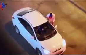 وكأنك تشاهد فيلماً سينمائياً.. شاهد: لصوص يسرقون المارة بشوارع الرياض!
