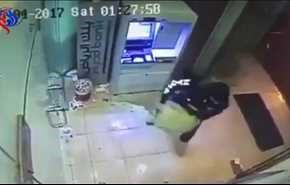 بالفيديو.. لحظة إشعال النيران في جهاز صراف آلي بالسعودية