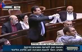 شاهد ماذا فعل نائب عربي بالكنيست بـ