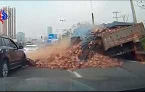 شاهد... شاحنة محملة بالطوب تنقلب على سيارة وتطمرها بشكل كامل!