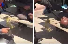فيديو صادم.. سعودي يقيد إفريقي من يديه ورجليه ويضربه بقطعة حديد!