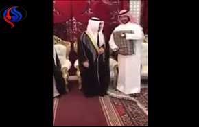 فيديو.. خليجي يرمي هدية أحد الضيوف، لهذا السبب؟!