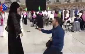 قدم خاتم الزواج وهو جالس على ركبتيه أمام الكعبة.. شاهد كيف ردت الفتاة!