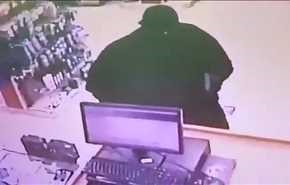 بالفيديو.. لص يتنكر في زي نسائي ويسطو على صيدلية في مكة