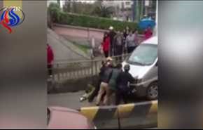 بالفيديو... مارة يوقفون شاحنة بايديهم والسبب!