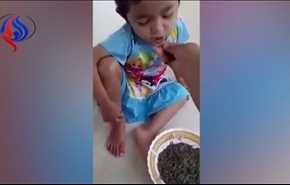 فيديو صادم... أم تغذي طفلتها على 
