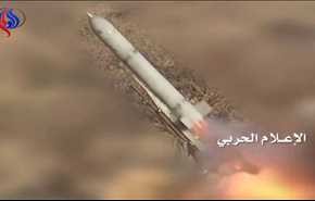 القوات اليمنية تستهدف المرتزقة بصاروخ 