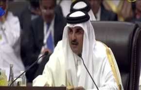 شاهد.. السيسي ينسحب ببدء كلمة امير قطر بالقمة العربية!