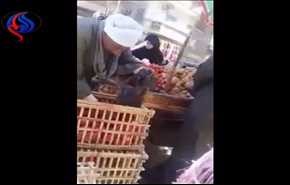 شاهد كيف يغش هذا الصعيدي المصري النساء بطريقة ماكرة