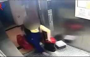 شاهد.. هكذا ألقت هذه الفتاة المراهقة طفلها في القمامة!