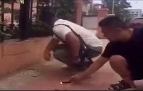 بالفيديو.. تعرض شاب للسرقة بطريقة لا تخطر على البال!