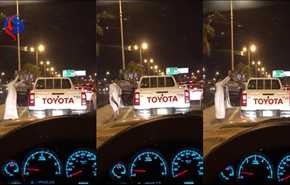 بالفيديو.. سعودي يعطل السير ويرقص بـ