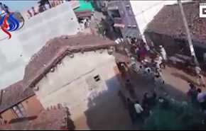 بالفيديو... تعرض لهجوم نمر فاضطر الى..!