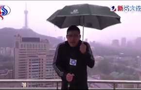 بالفيديو.. مراسل يتعرض لصاعقة برق في بث مباشر