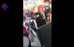 فيديو.. شاهد ماذا فعل المارة مع لص يسرق فتاة
