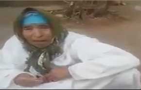 فيديو صادم: مغربي يلقي والدته بالشارع وناشطون ينعتونه بـ..!