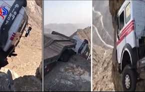 فيديو يحبس الانفاس..شاحنة معلقة فوق واد سحيق والحادث يثير ضجة بتويتر
