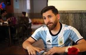 شبيه ميسي يدعو لاختبار للحمض النووي بينه وبين نجم برشلونة..