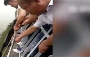 بالفيديو.. سائح ينقذ فتاة من الغرق باستخدام حبل صنعه من ملابسه