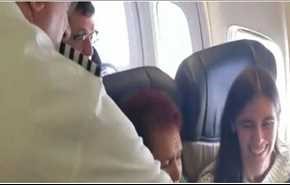 بالفيديو.. أرجع لها الطيار ثمن تذكرتها وأغدق عليها الهدايا.. وهذا هو السبب