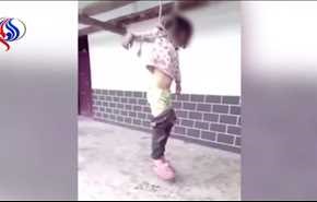 فيديو لأبّ يشنق ابنته ويُرسل الفيديو لزوجته.. والسبب غير معقول!