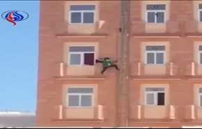 شاهد كيف هربت هذه السيدة من شقة كفيلها بطريقة انتحارية