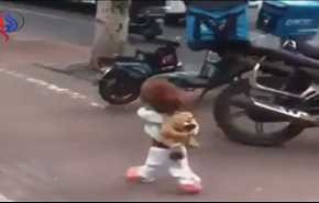 فيديو يشعل المواقع.. كان يمشي ببرائة ولكن عندما استدار كانت المفاجاة!!