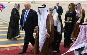 شاهد.. مترجم الملك سلمان يختلس النظر لزوجة ترامب!