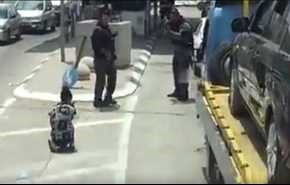 بالفيديو .. مشهد مرعب عند حاجز قلنديا في القدس
