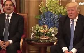 فيديو يوضح السبب وراء ضحكة السيسي الهستيرية عند لقائه ترامب!