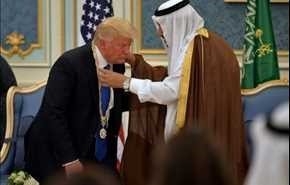 فيديو : ترامب يثير الاعلام الامريكي بعد انحنائه امام 