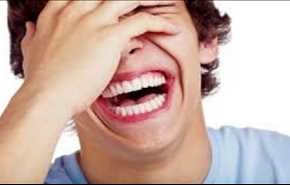 العلماء يكتشفون سبب كثرة الضحك والإبتسامات..