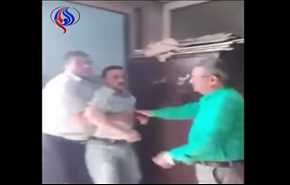 شاهد..موظف مصري يحاول الانتحار.. هذا ما فعله زملاؤه في آخر لحظة!