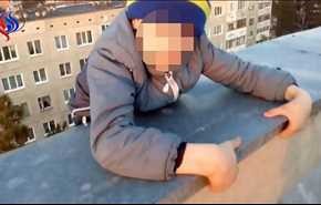 شاهد طفل يتعلق بمبنى ويثير رعب المشاهدين!