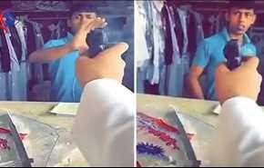 شاهد..سعودي يصوب مسدسه نحو هندي وعندما ضغط الزناد كانت المفاجأة!