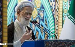 بالصور.. صلاة الجمعة في طهران بإمامة آية الله إمامي كاشاني