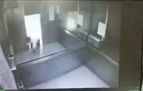 شاهد ماذا فعل مصعد برجل بعد تحركه بشكل مفاجئ!