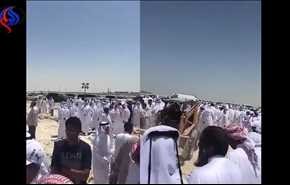 شاهد..أبناء قطر يشيعون جنازة سعودي منعت الرياض أبناءه من دفنه!!