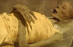 تشريح وتحليل الحمض النووي لرأس وعظام وأسنان 151 مومياء