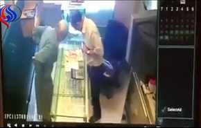 بالفيديو.. صائغ شجاع يتصدى لمحاولة قتله وسرقة محله بمصر