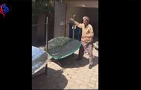 بالفيديو.. رجل يطهو الطعام بأشعة الشمس