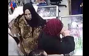 بالفيديو.. امرأة تسرق حقيبة سيدة بـ