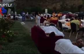 شاهد... سياح ينامون في شوارع تركيا خوفا من زلزال جديد