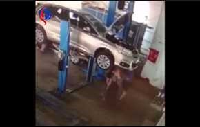 بالفيديو.. لحظة سقوط سيارة معلقة على عمال